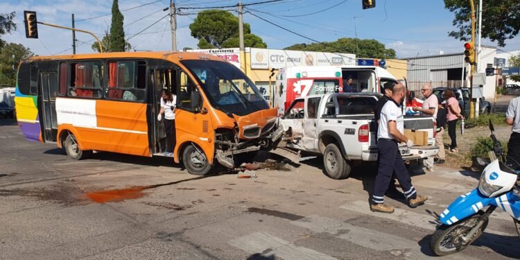 Fuerte accidente entre un minibus y una camioneta