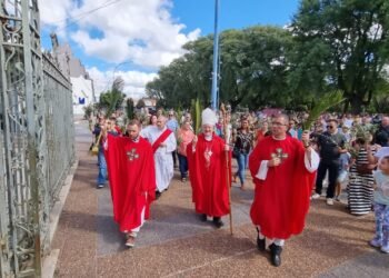 Torres presidió la bendición de los Ramos y pidió rezar contra la desesperanza