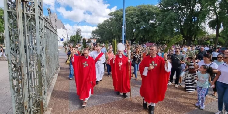 Torres presidió la bendición de los Ramos y pidió rezar contra la desesperanza