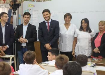 Pullaro en Rafaela: prometió asistencia por el temporal y entregó aportes educativos