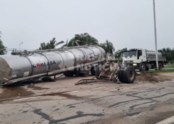 Un camión lechero perdió un eje y protagonizó un incidente frente al Aeródromo de Rafaela