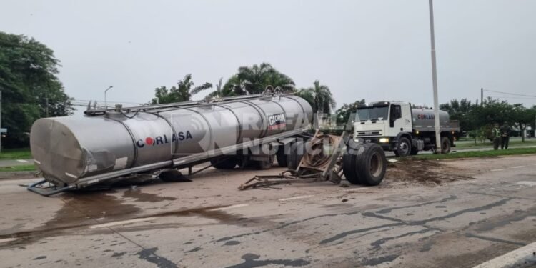 Un camión lechero perdió un eje y protagonizó un incidente frente al Aeródromo de Rafaela