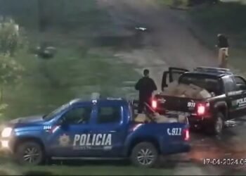 Prisión preventiva para policías por hurtar alimentos de camiones que colisionaron