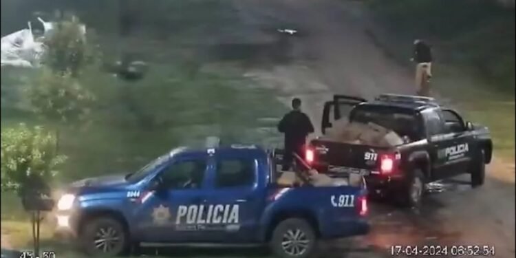 Prisión preventiva para policías por hurtar alimentos de camiones que colisionaron