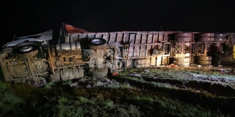 Volcó un camión en la autovía 19 a la altura de Angélica