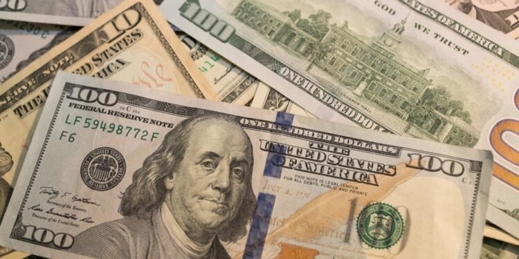 A cuánto opera el dólar este viernes 5 de abril: la información, minuto a minuto
