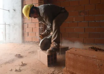 La construcción se retrajo un 24,6% interanual en el país