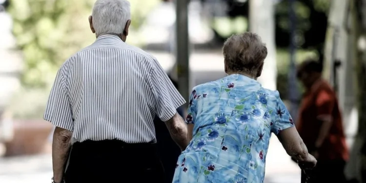 Se corrigió el decreto para que los jubilados cobren con la nueva fórmula el bono de 70 mil pesos