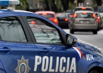 Villa Gobernador Gálvez: lanzan una bomba molotov contra un camión