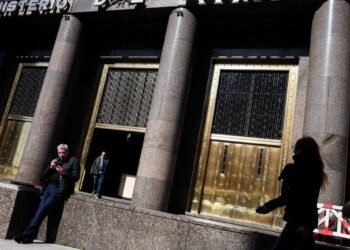 La inflación se desacelera pero los salarios registrados en el país perdieron 26 % interanual