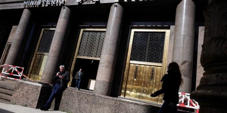La inflación se desacelera pero los salarios registrados en el país perdieron 26 % interanual