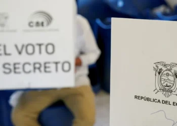Tras dos días de apagón, Ecuador va a las urnas para modificar o no la Constitución