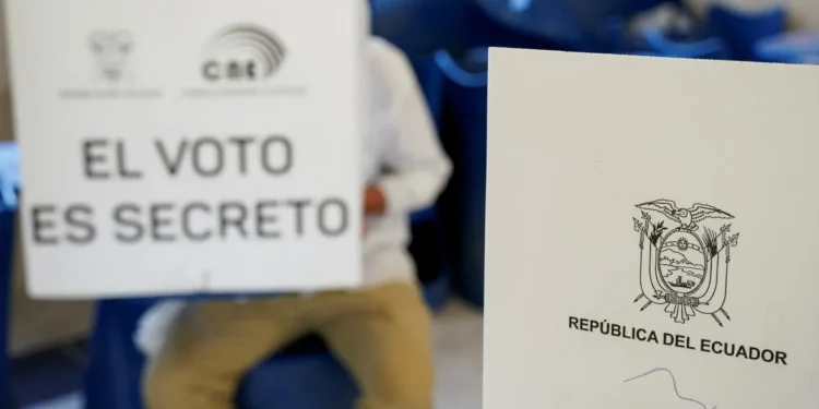 Tras dos días de apagón, Ecuador va a las urnas para modificar o no la Constitución