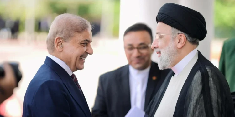 Ebrahim Raisi llegó a Pakistán para mejorar las relaciones con Irán