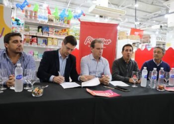 El Intendente firmó Acuerdo Santa Fe: 45 productos a precios accesibles en Supermercado Pingüino