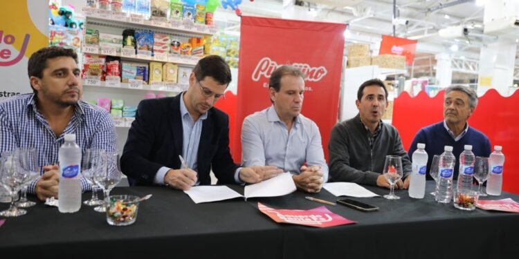 El Intendente firmó Acuerdo Santa Fe: 45 productos a precios accesibles en Supermercado Pingüino