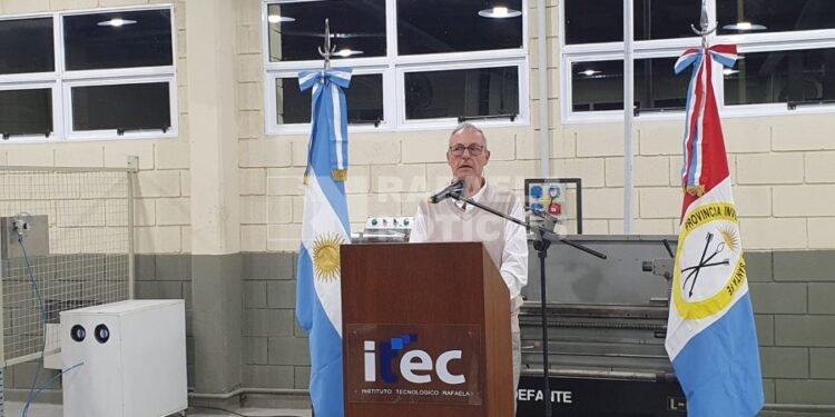 Inauguraron un nuevo taller en el ITEC, con un brazo robótico de alta tecnología