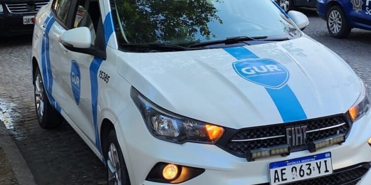 Andaba con las cañas saltando tapiales y lo pescaron