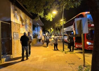 Vuelco del colectivo: luego de varias horas de espera, llegó el transporte de los pasajeros accidentados