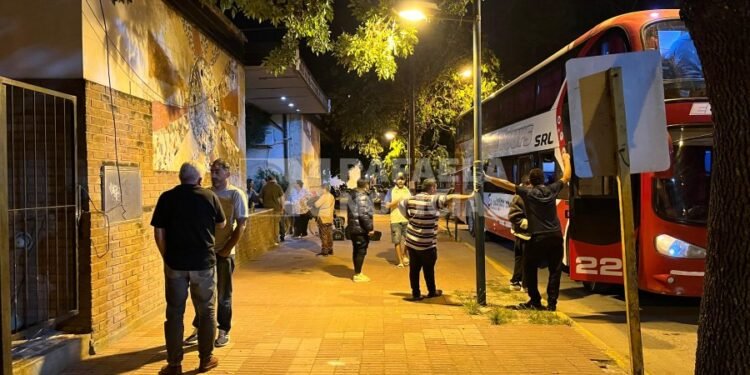 Vuelco del colectivo: luego de varias horas de espera, llegó el transporte de los pasajeros accidentados