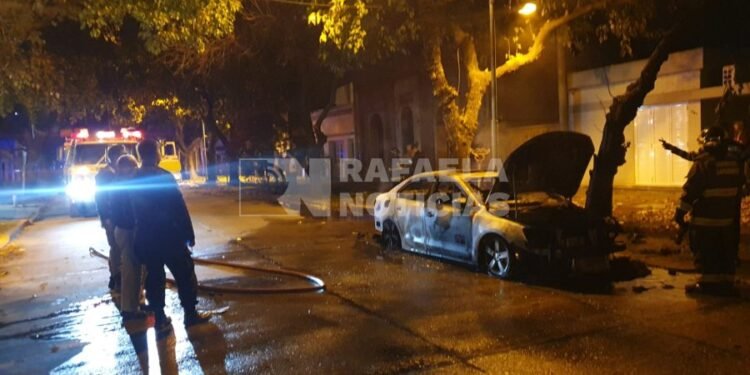 Barrio Alberdi: un automóvil fue devorado por las llamas