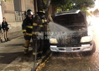 Bomberos debieron intervenir en el enfriamiento de una camioneta que emanaba humo
