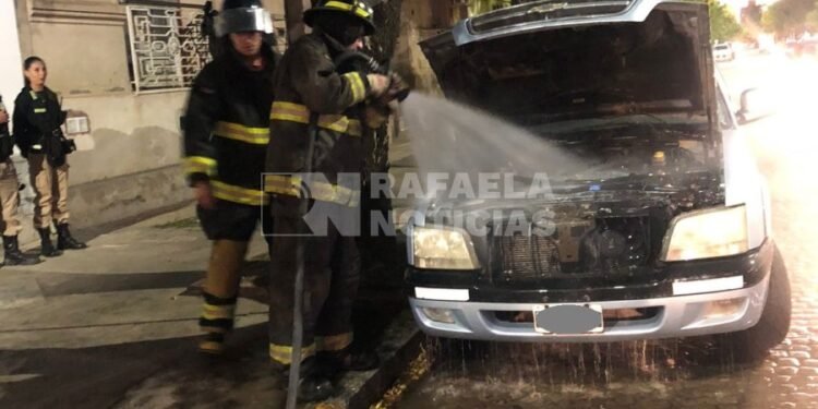 Bomberos debieron intervenir en el enfriamiento de una camioneta que emanaba humo
