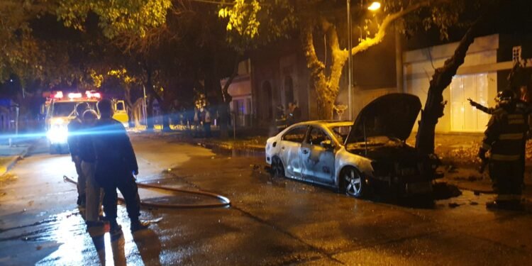 Susto en barrio Alberdi: se incendió un automóvil