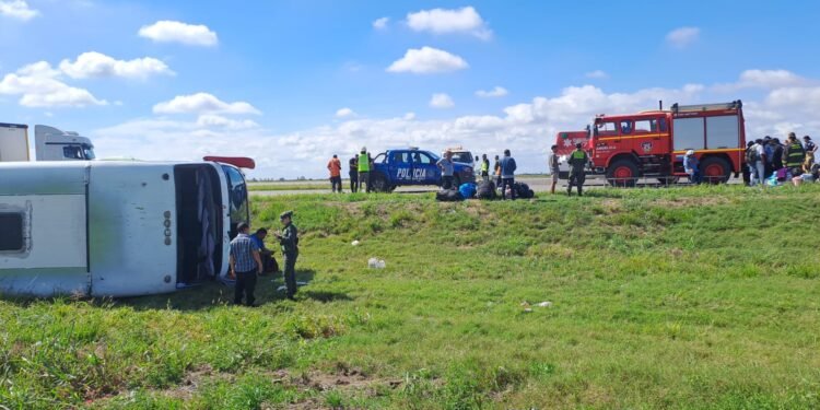 Autopista 34: volcó un micro en Susana y 7 pasajeros fueron trasladados a Rafaela