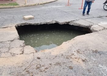 Gigantesco socavón en Suipacha y Rivadavia: cortan el tránsito por tiempo indeterminado