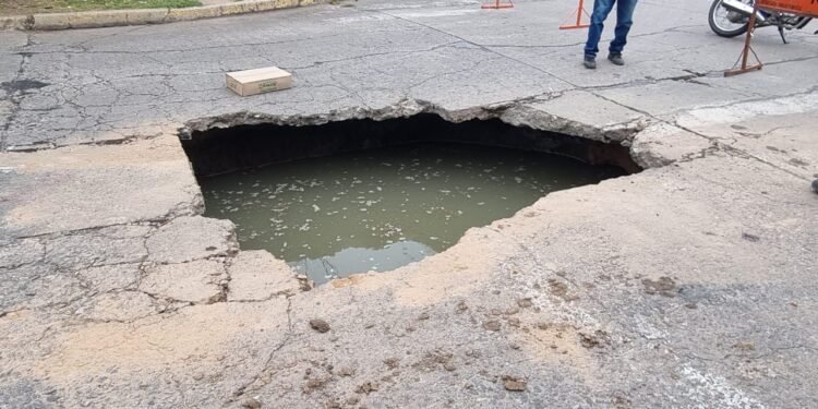 Gigantesco socavón en Suipacha y Rivadavia: cortan el tránsito por tiempo indeterminado