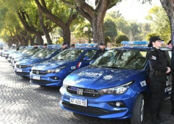 Policías en rojo: ingresos insuficientes, gastos altos y escasa cobertura laboral