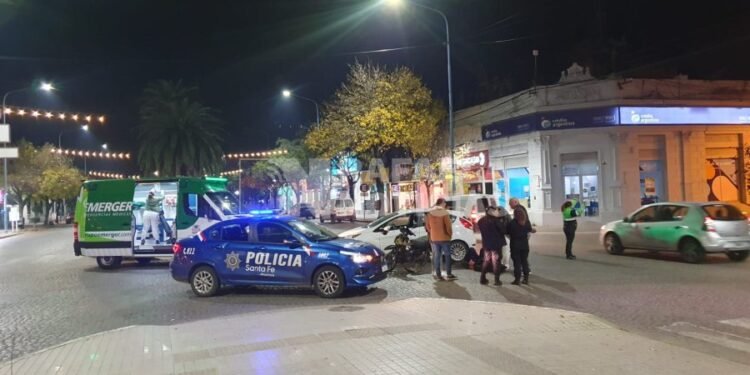Un motociclista sufrió lesiones tras un fuerte accidente en el centro de Rafaela