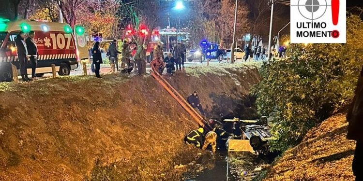 Tragedia en Sunchales, al caer un auto a un canal a cielo abierto