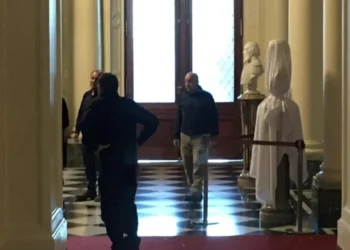 Cambio de figuras Instalaron el busto de Carlos Menem en Casa Rosada y habrá acto de inauguración