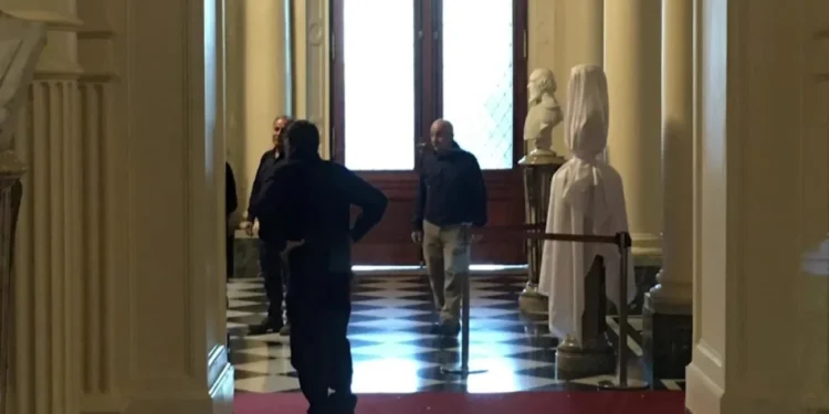 Cambio de figuras Instalaron el busto de Carlos Menem en Casa Rosada y habrá acto de inauguración