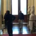 Cambio de figuras Instalaron el busto de Carlos Menem en Casa Rosada y habrá acto de inauguración
