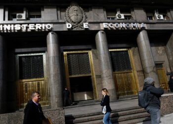 -13 % real interanual en abril La recaudación nacional cayó un 10 % real en el primer cuatrimestre