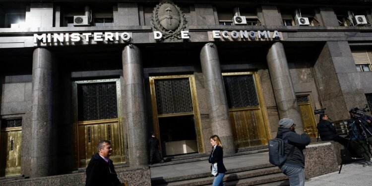 -13 % real interanual en abril La recaudación nacional cayó un 10 % real en el primer cuatrimestre