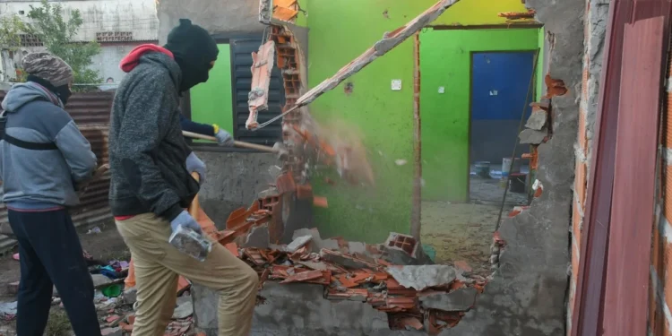 Hoy fueron los primeros tres en la ciudad Cococcioni adelantó que seguirán desactivando kioscos de drogas en Santa Fe