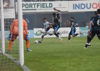 Con el tiro del final, Atlético explotó en un desahogo vital en Alberdi