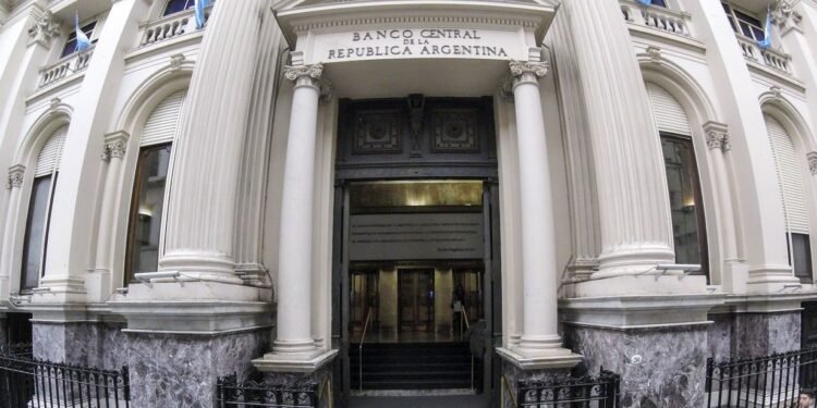 La caída del empleo provocó el cierre de 275.000 cuentas sueldo en la Argentina