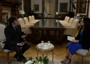 Milei insistió en que Thatcher «era brillante» y la BBC destacó recuerdos de la británica en su despacho