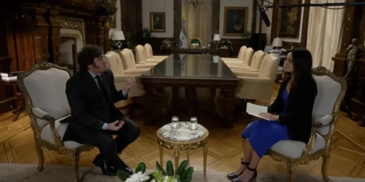 Milei insistió en que Thatcher «era brillante» y la BBC destacó recuerdos de la británica en su despacho