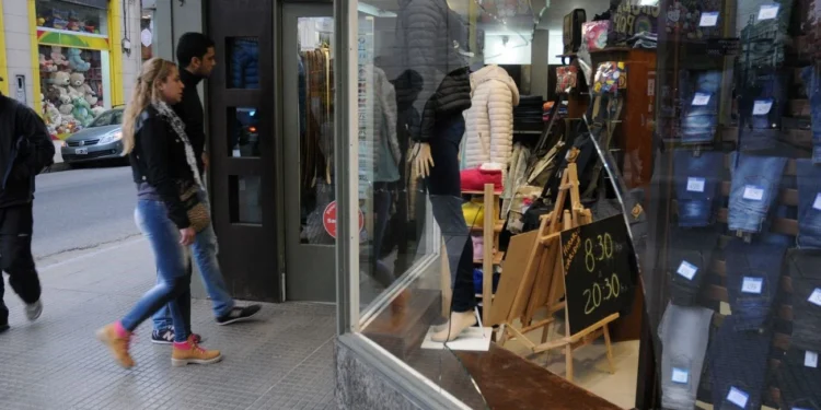 Aunque marcó -7,3% interanual Se desacelera la caída de las ventas minoristas en el país