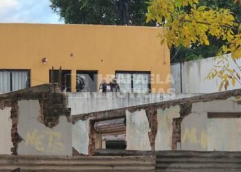 Allanamiento en un complejo de Av. Mitre: investigan el saqueo de una tienda de la zona