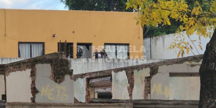 Allanamiento en un complejo de Av. Mitre: investigan el saqueo de una tienda de la zona