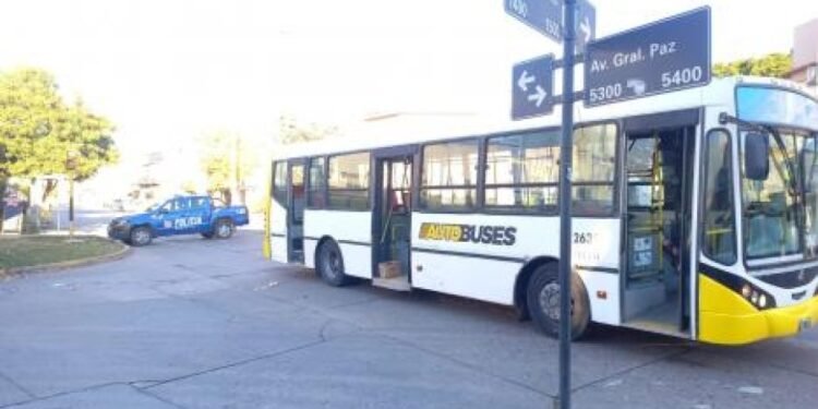 Conmoción en Santa Fe por la muerte de un joven cuando bajaba de un colectivo