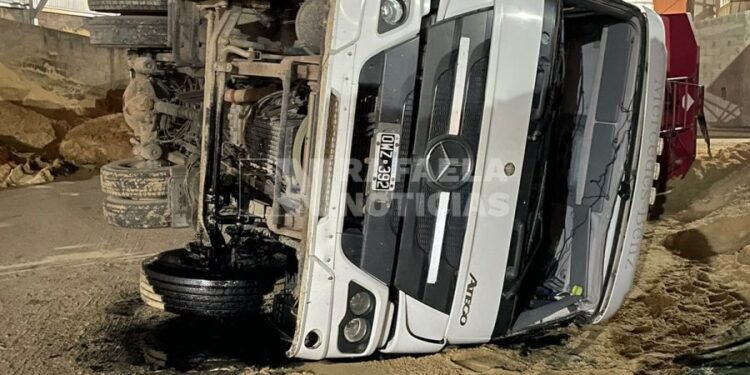 Incidente en un corralón de Rafaela: volcó un camión con batea