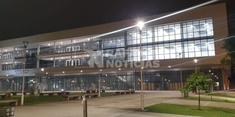 Nuevo hospital de Rafaela: ¿por qué permanecen luces prendidas si la obra no está terminada?